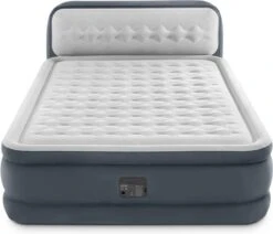 Intex 64448 - Queen Deluxe Ultra-Plush Zelfopblazend 2-persoons Luchtbed Met Hoofdboord (203x152x46cm) 22 Intex 64448 - Queen Deluxe Ultra-Plush Zelfopblazend 2-persoons Luchtbed Met Hoofdboord (203x152x46cm) -Buiten Kamperen 1200x1031 1