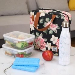 Brisby 4 Laags Geïsoleerde Koeltas - Lunchtas 7 Liter - Bloemetjes 11 Brisby 4 Laags Geïsoleerde Koeltas - Lunchtas 7 Liter - Bloemetjes -Buiten Kamperen 1200x1200 1231